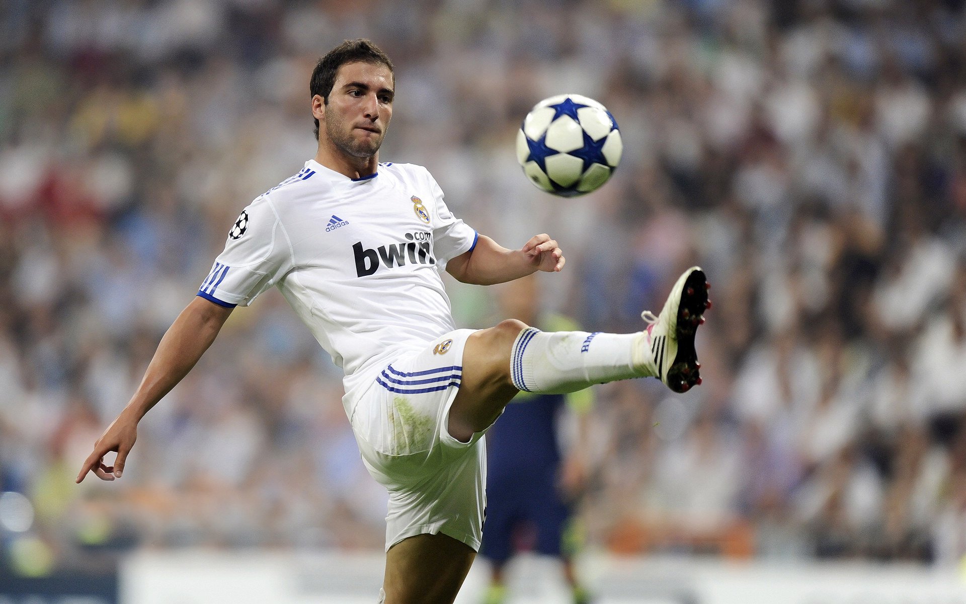 美因茨球队在场上表现出色，以出色表现赢得比赛，美因茨ds