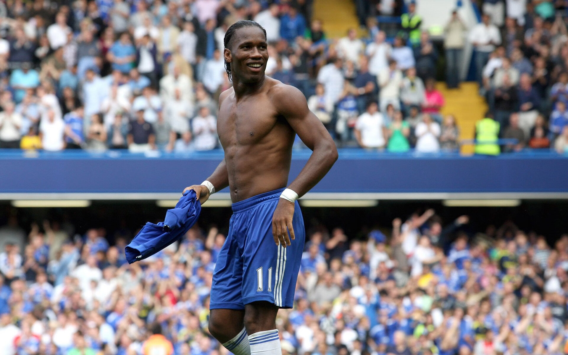 九游-76人训练场开放日吸引大批粉丝参观，76人全队