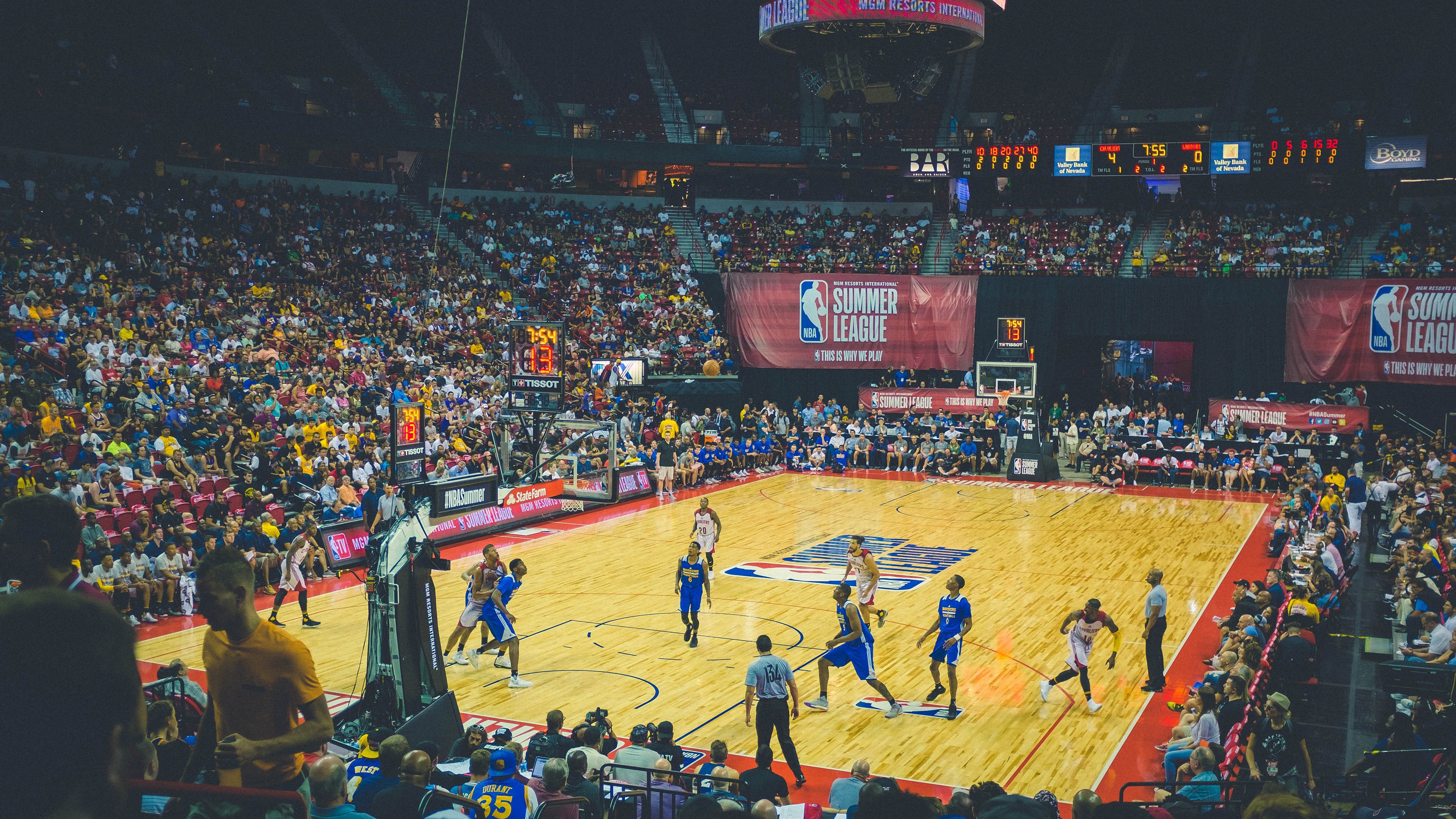 威少称愿做场上发动机组织全队,威少的动作