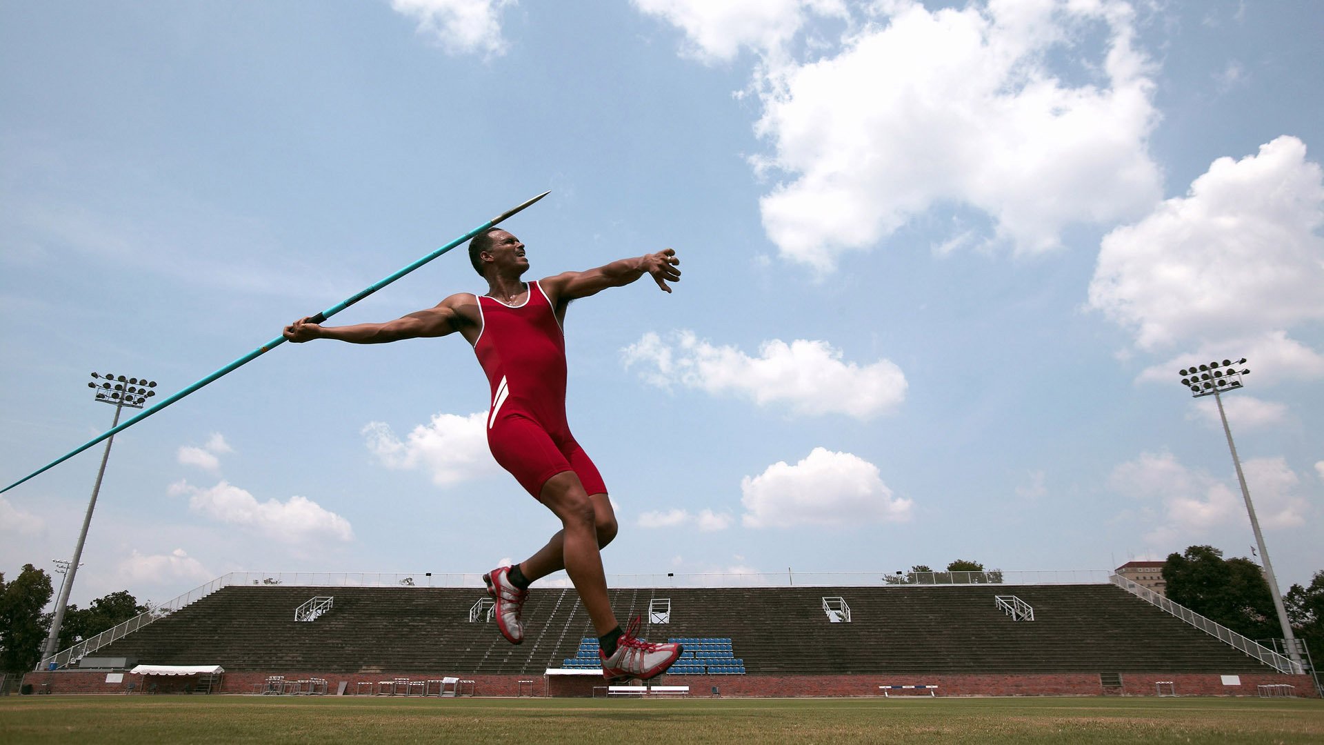 伊朗队门将穆斯莱拉在巴黎奥运会上展现出高水平的扑救能力，伊朗 球星